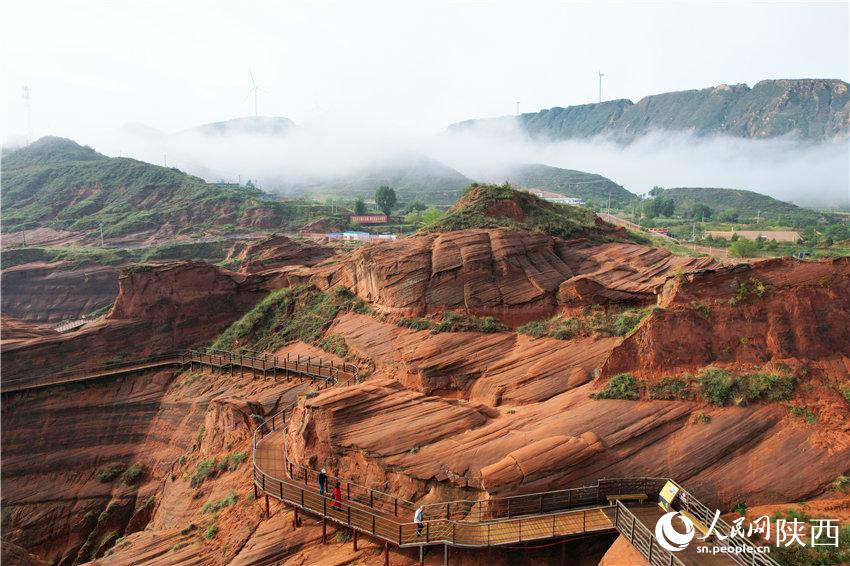 波浪谷景區(qū)的層層紅砂巖與碧水藍(lán)天共入秋色，成為一道醉人的風(fēng)景。白凌燕攝