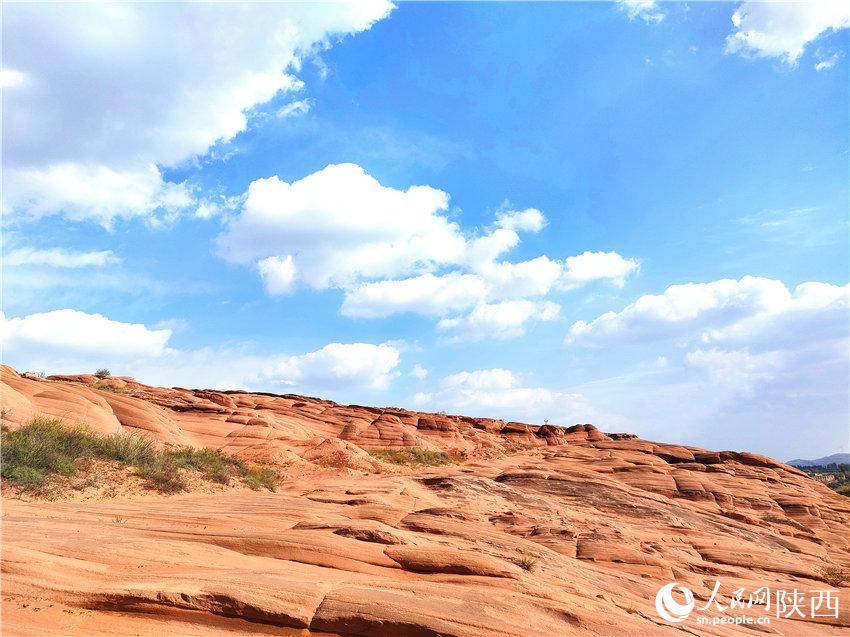 波浪谷景區(qū)的層層紅砂巖與碧水藍(lán)天共入秋色，成為一道醉人的風(fēng)景。白凌燕攝