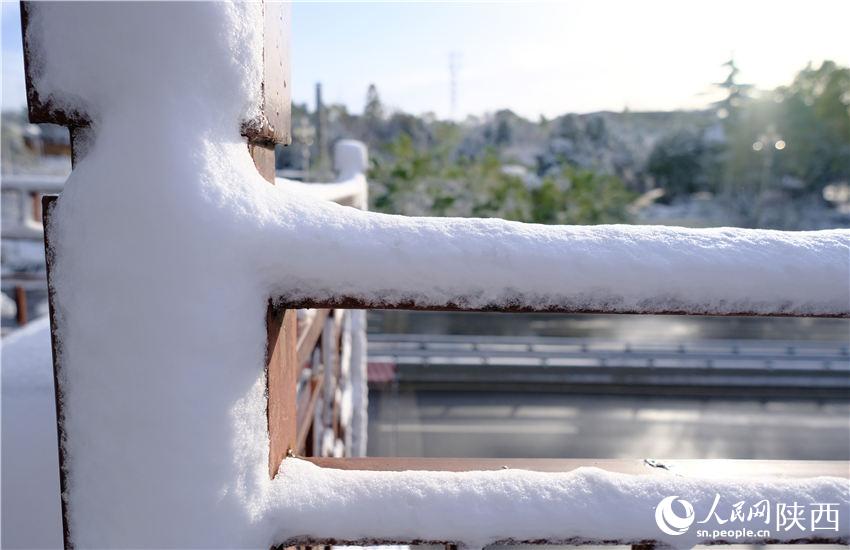 11月6日晚，古城西安迎來(lái)2021年第一場(chǎng)雪。吳超攝