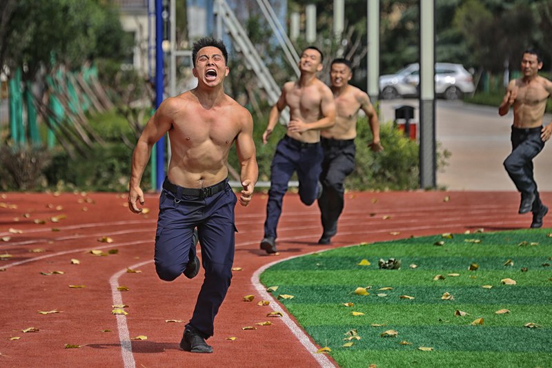 集訓特警隊員在進行體能拉練