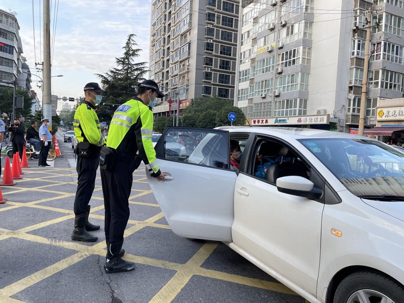 西安交警指揮中心“開學首日”指揮崗全員上崗，嚴防發(fā)生長時間、大面積交通擁堵。西安市交警支隊供圖