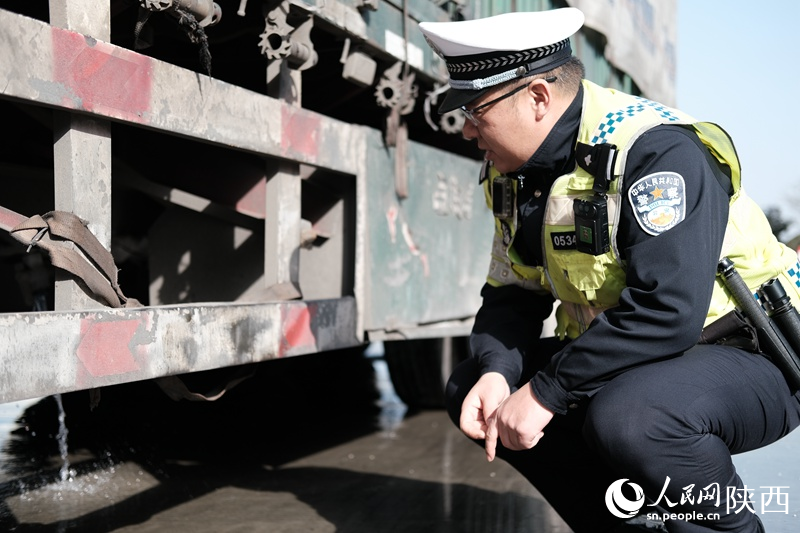 因西漢高速公路穿越秦嶺山脈冬季氣溫較低，重型貨車(chē)加水噴淋造成路面結(jié)冰，極易引發(fā)交通事故。西安市高交大隊(duì)西漢中隊(duì)把轄區(qū)路段強(qiáng)制大貨車(chē)“放水”（排空淋水箱）作為冬季事故預(yù)防工作的一項(xiàng)重點(diǎn)工作。人民網(wǎng)記者吳超攝