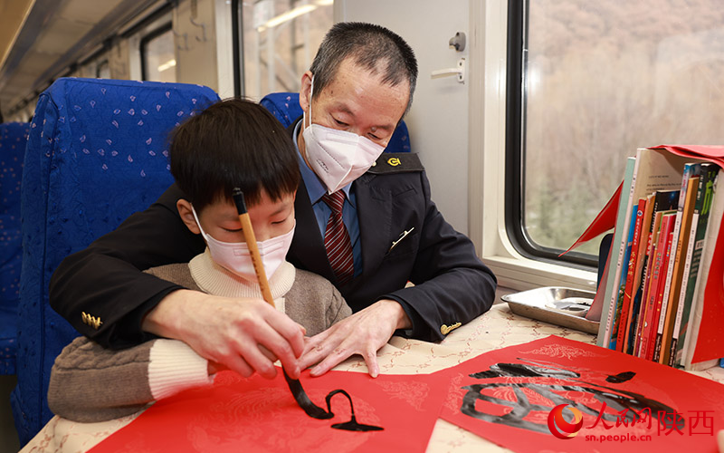 慢火車里歡聲笑語過小年。劉松霖攝