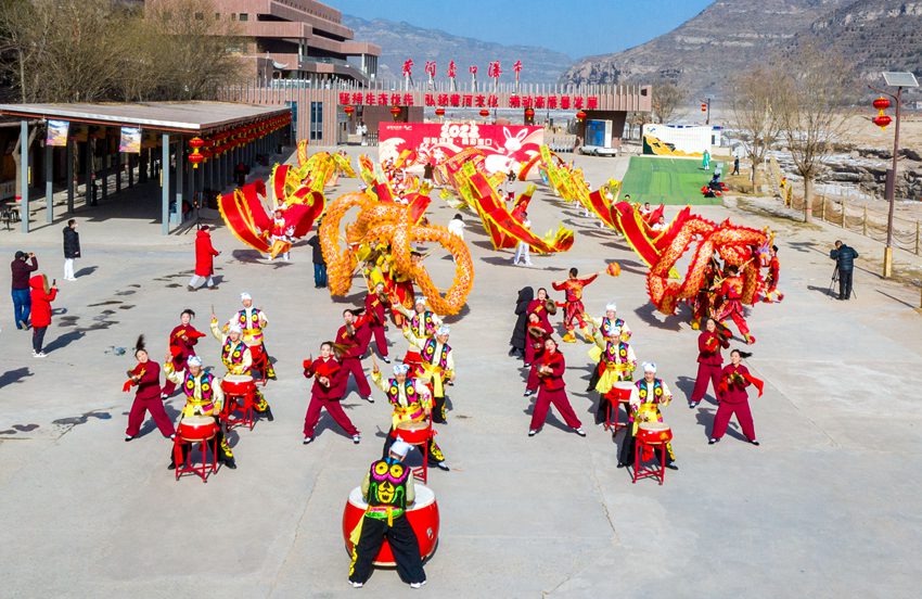 春節(jié)期間，陜西黃河壺口瀑布景區(qū)推出精彩非遺民俗活動。楊峰 攝