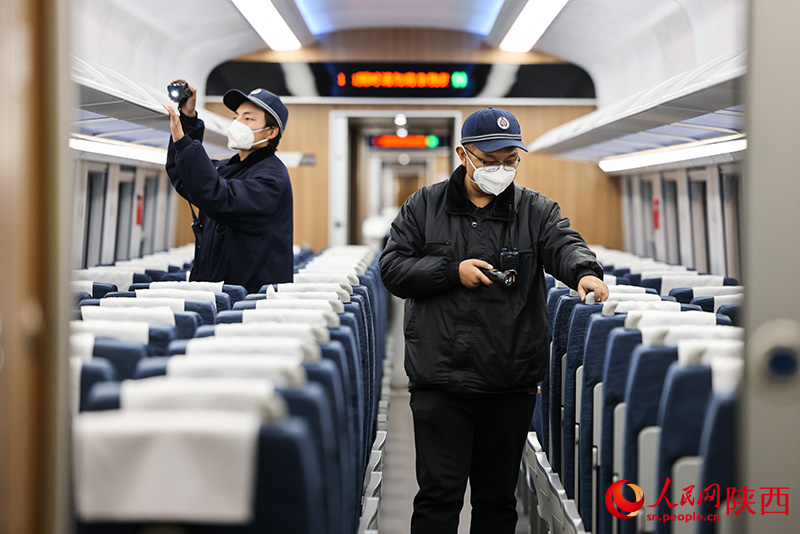 1月26日，西安客車(chē)車(chē)輛段，鐵路檢修“小哥”們正在檢查動(dòng)力集中型動(dòng)車(chē)組乘客座椅和行李架狀態(tài)。劉翔攝