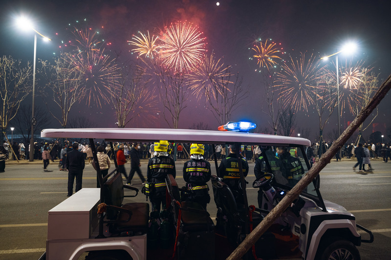 2月5日，西安國際港務(wù)區(qū)煙火秀，消防員及民警在現(xiàn)場執(zhí)勤。孫崇明攝