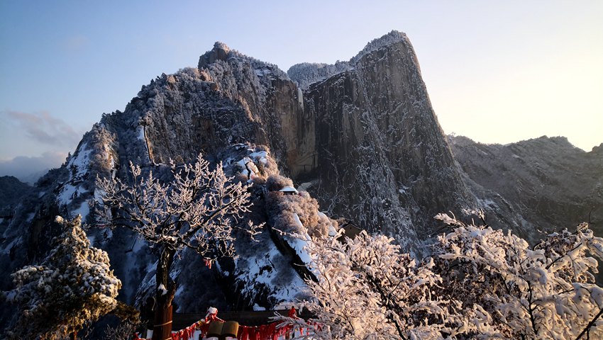 雪霽初晴 華山巍峨美如畫。左小峰 攝