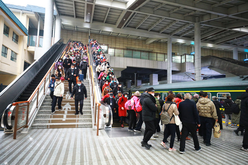 旅客們依次搭上Y536次春游定制服務(wù)列車。敬雨橋攝