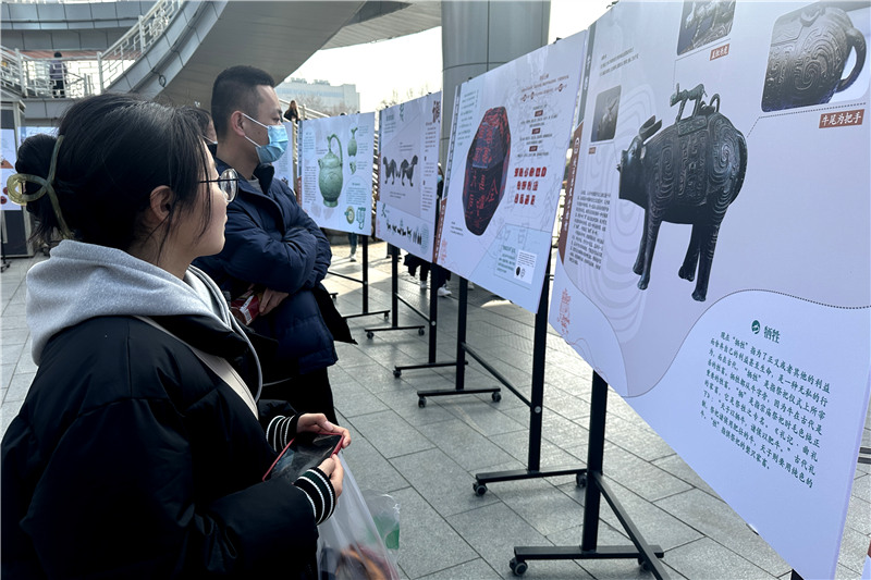 市民們正在觀看陜西歷史博物館的精品文物展板。李志強 攝