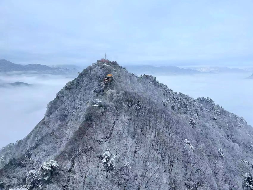 春雪落秦嶺，銀裝素裹美如畫。張玉龍 攝