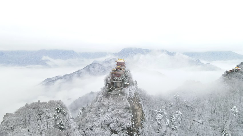 春雪落秦嶺，銀裝素裹美如畫。張玉龍 攝