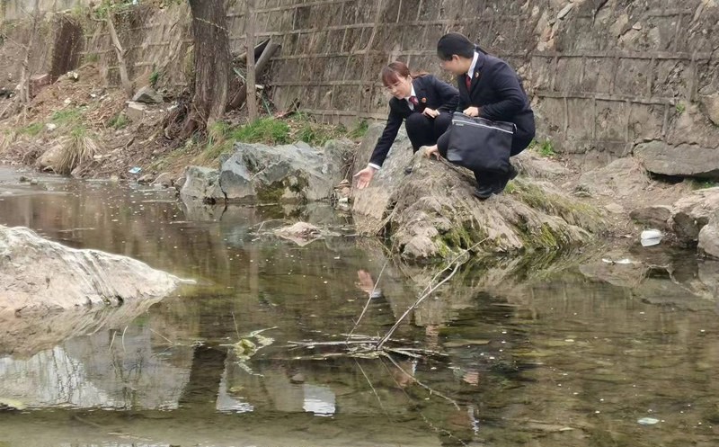 丹鳳縣檢察院前往爐道河實(shí)地查看河流污染情況。陜西省人民檢察院供圖