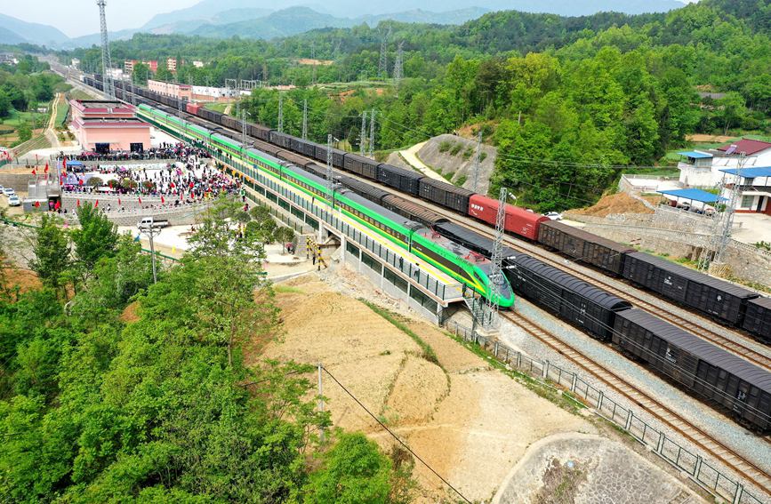 4月18日，“復興號”動集動車組列車開進寧強站。西安鐵路局供圖