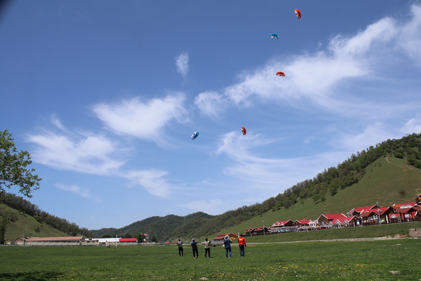 5月24日，2023寶雞清涼怡夏旅游季暨關(guān)山草原第五屆風(fēng)箏藝術(shù)節(jié)在關(guān)山草原景區(qū)舉辦。 高巖攝