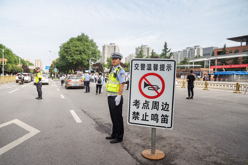 高考考場(chǎng)周邊交通管制，禁止鳴笛。孫崇明 攝