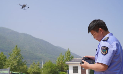 驪山“智慧哨兵”上崗近日，西安市臨潼區(qū)驪山森林保護(hù)多功能數(shù)字云臺(tái)監(jiān)管系統(tǒng)上線，實(shí)現(xiàn)了對(duì)驪山生態(tài)環(huán)境的全程可視化監(jiān)管。在臨潼區(qū)秦嶺保護(hù)總站管控指揮中心，數(shù)字云臺(tái)監(jiān)管系統(tǒng)數(shù)據(jù)在大屏幕上通過(guò)可見(jiàn)光和熱成像兩種視頻形式顯示，實(shí)時(shí)監(jiān)測(cè)驪山的森林地貌等情況。而這些視頻數(shù)據(jù)是由20公里外驪山最高點(diǎn)架設(shè)的高點(diǎn)監(jiān)控?zé)煾蟹阑鹣到y(tǒng)實(shí)時(shí)傳送回來(lái)的。