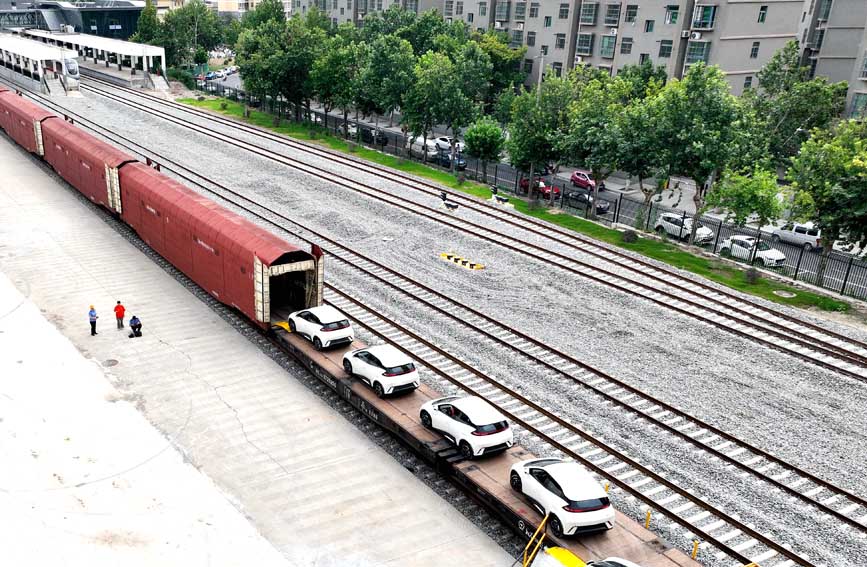 一輛輛小汽車有序駛?cè)牖疖囓噹?。馬澤旭攝