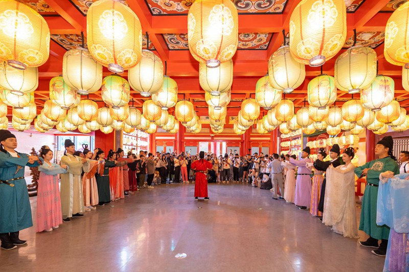 唐風(fēng)沉浸式主題樂(lè)園長(zhǎng)安十二時(shí)辰主題街區(qū)煥新升級(jí)。馬石頭 攝