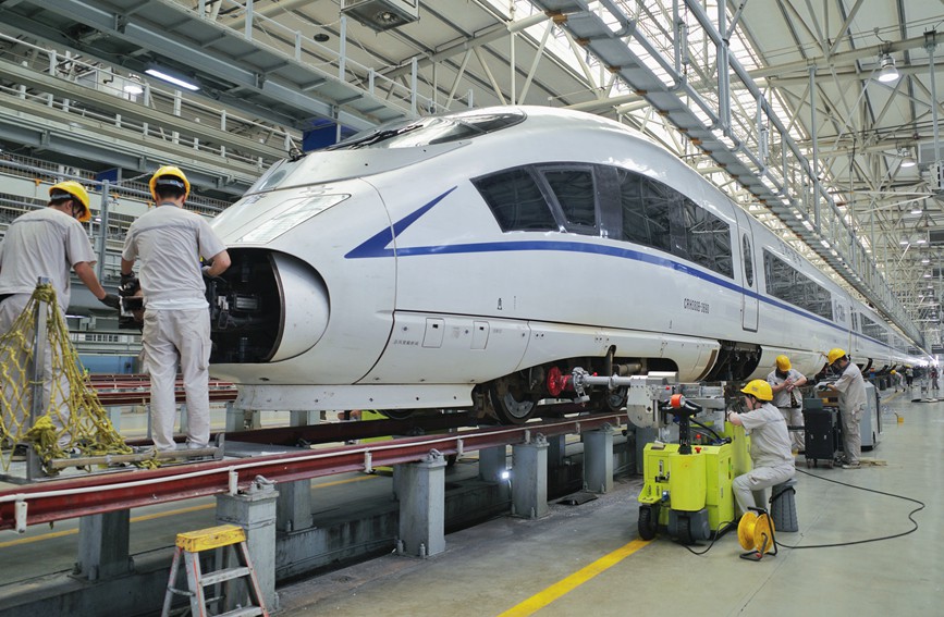 西安動(dòng)車站動(dòng)車組機(jī)械師正在檢修動(dòng)車。郝洋斌攝