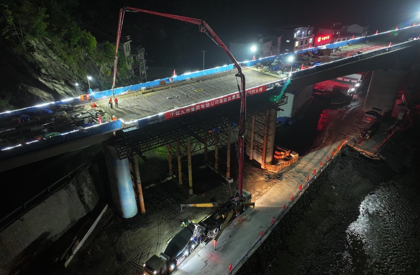 西康高鐵付家河大橋建設(shè)現(xiàn)場。張震鑫 攝