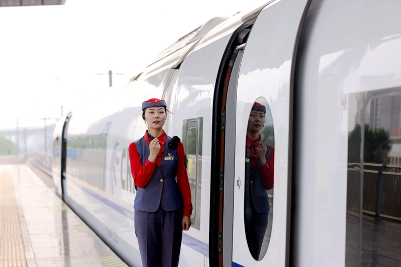 西安站首趟進京高鐵即將發(fā)車，列車乘務員正在做著最后的準備工作。賈智煒 攝