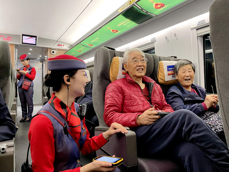 西安站首趟進京高鐵正式開行，列車乘務員用心服務每一位旅客。尤艇 攝