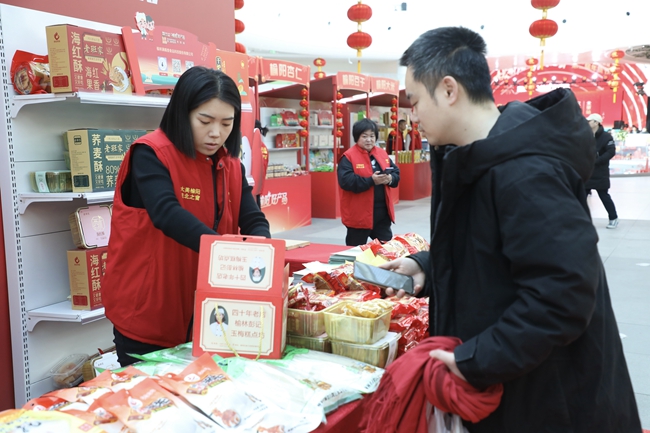 2024年榆林市榆陽區(qū)第二屆年貨節(jié)北京站啟動1月27日，沙地上郡·榆陽好產(chǎn)品2024年榆林市榆陽區(qū)第二屆年貨節(jié)北京站啟動，來自榆陽區(qū)30個展位展示出171類、2779件產(chǎn)品，吸引眾多首都市民前來品嘗和購買。