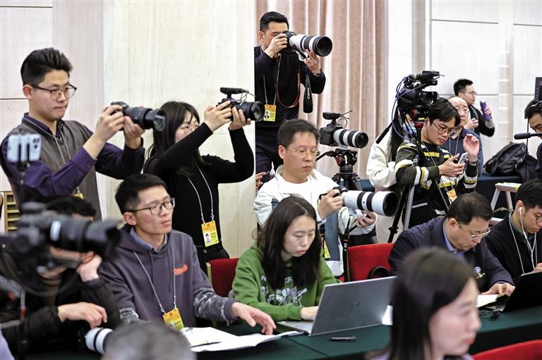 3月6日，在北京人民大會堂陜西廳，媒體記者在陜西代表團開放日活動中采訪拍攝。母家亮攝