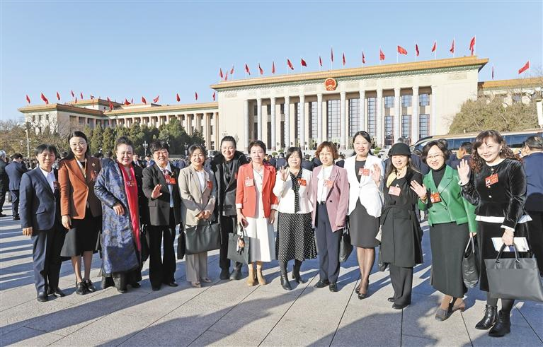 3月8日，十四屆全國人大二次會議第二次全體會議開始前，陜西代表團女代表在北京天安門廣場合影。母家亮攝