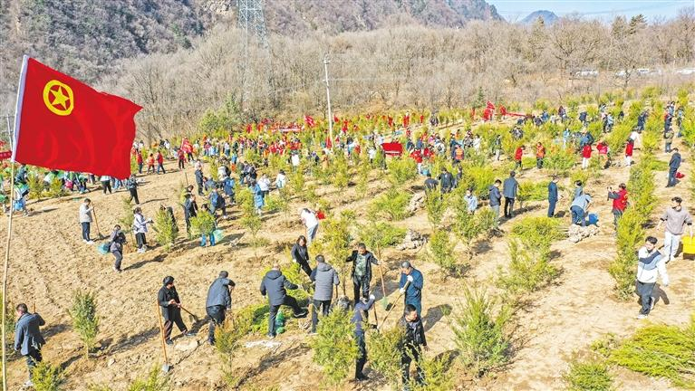 3月11日，“美麗中國(guó)·青春行動(dòng)”——2024年陜西省青少年省級(jí)植樹護(hù)綠示范活動(dòng)在西安市鄠邑區(qū)舉行。袁景智攝