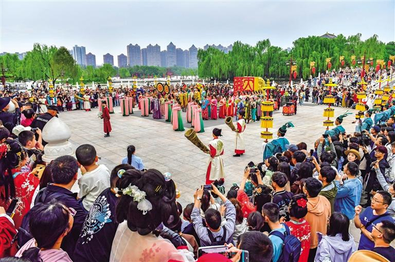 5月1日，游客在大唐芙蓉園觀看唐文化主題巡游。記者 袁景智攝