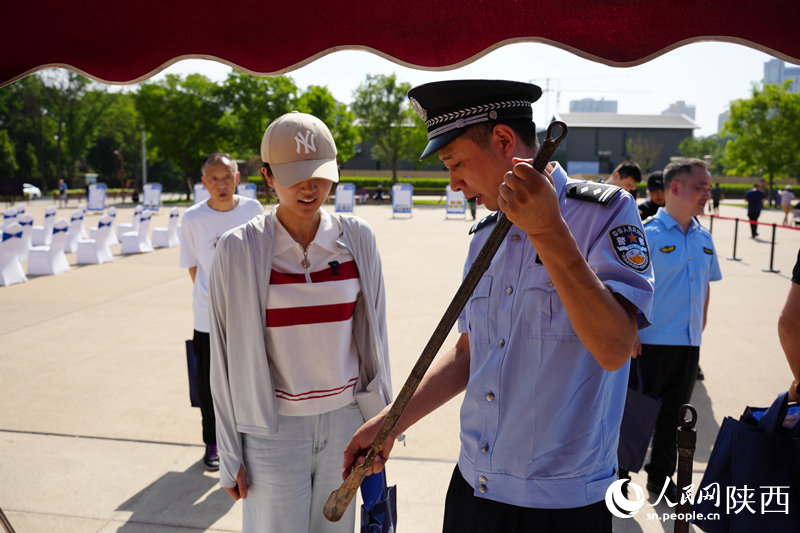 民警向群眾展示文物違法犯罪活動中常見的作案工具。人民網(wǎng)記者 李志強攝