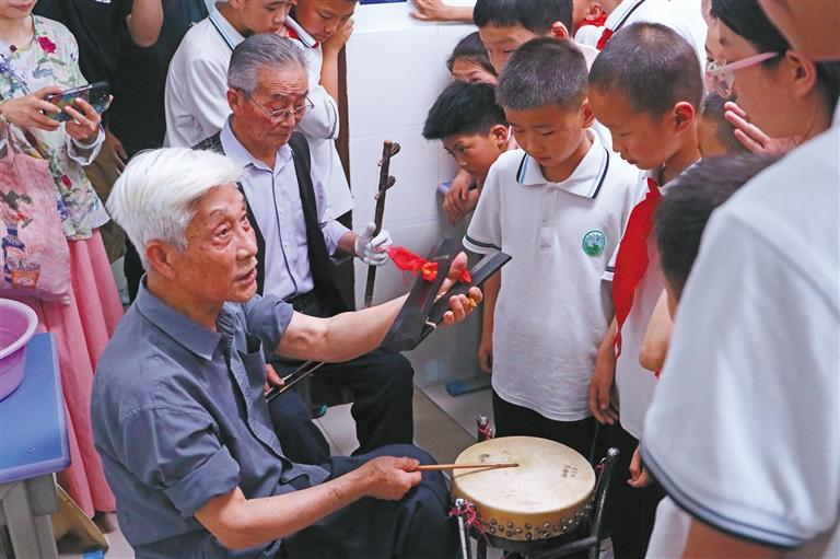 5月24日，安康市漢濱區(qū)城東小學，漢調(diào)二黃藝人在為學生表演。董劍南攝