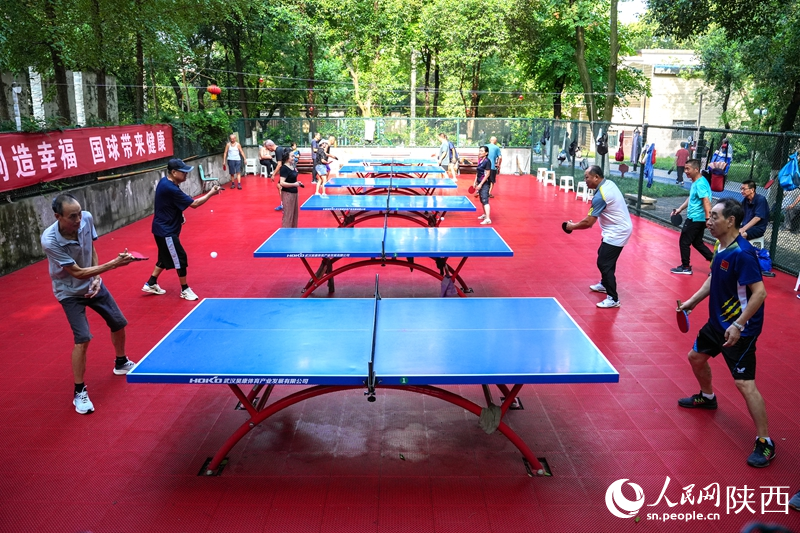 西安市勞動公園內(nèi)，乒乓球愛好者們激戰(zhàn)正酣。人民網(wǎng)記者 賈凱璐攝