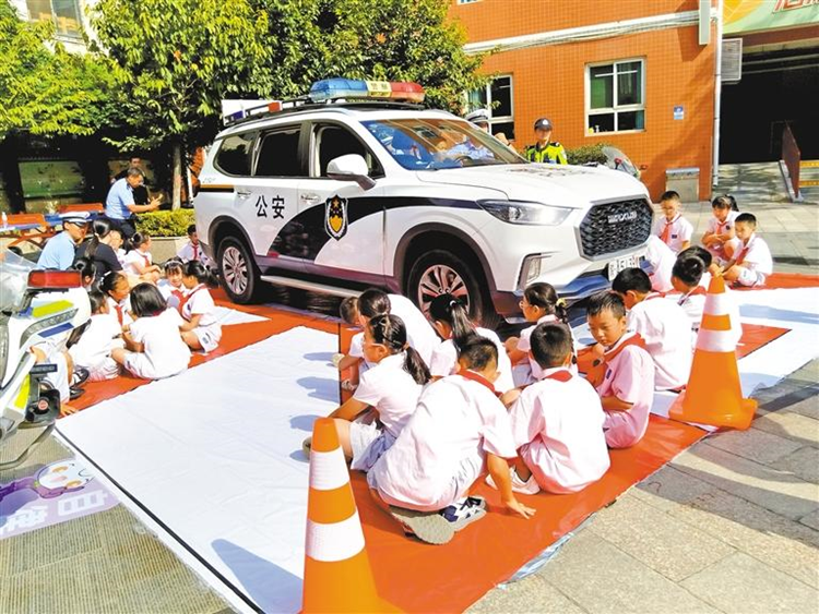 9月1日上午，西安公安交警雁塔大隊(duì)小寨中隊(duì)民警在翠華路小學(xué)開展交通安全宣講。圖為學(xué)生觀察體驗(yàn)汽車駕駛盲區(qū)。