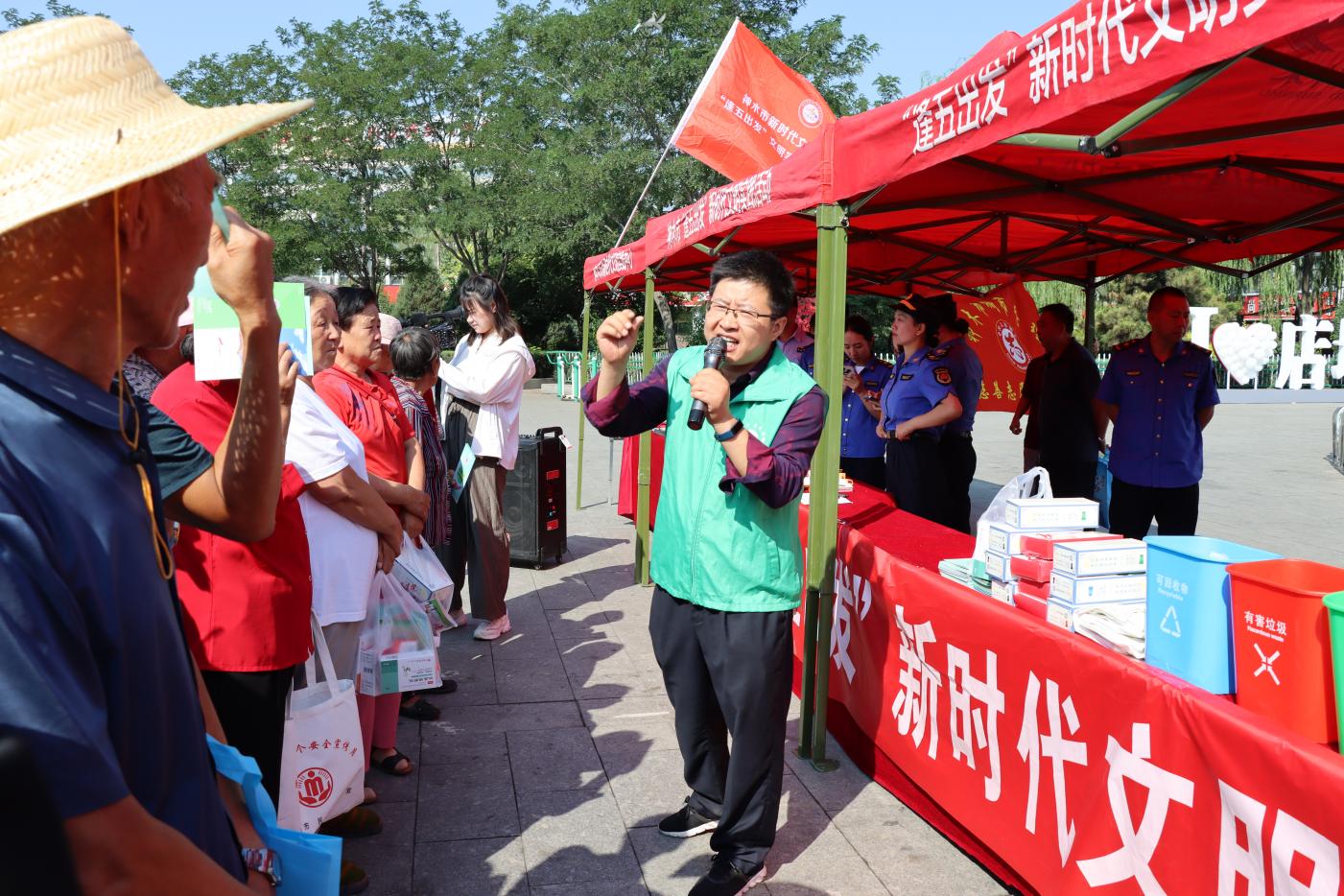 8月15日，神木市“逢五出發(fā) ”新時代文明實踐活動走進(jìn)店塔鎮(zhèn)開展垃圾分類宣講。