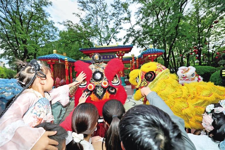 國慶假期，大唐芙蓉園國慶主題活動吸引來自四面八方的游客。圖為10月1日，游客與演員互動。許奧博攝