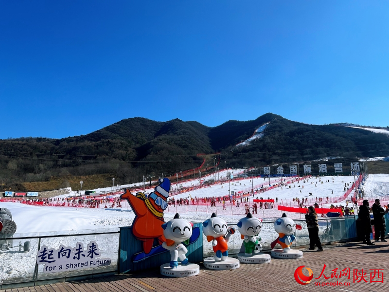 陜西銅川照金國際滑雪場，2024-2025雪季已開啟。人民網(wǎng)記者 魏鑫攝