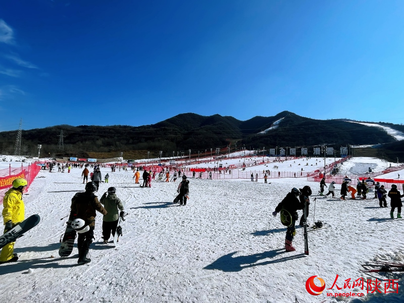 陜西銅川照金國際滑雪場，2024-2025雪季已開啟。人民網(wǎng)記者 魏鑫攝