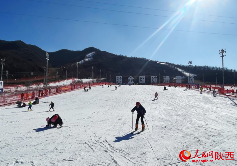 雪友們在滑雪場滑雪，盡情體驗滑雪運動帶來的快樂。人民網(wǎng)記者 魏鑫攝